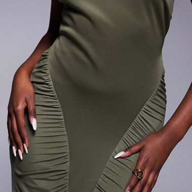 Maxi abito olive con spalline a collo scoperto e schiena scoperta