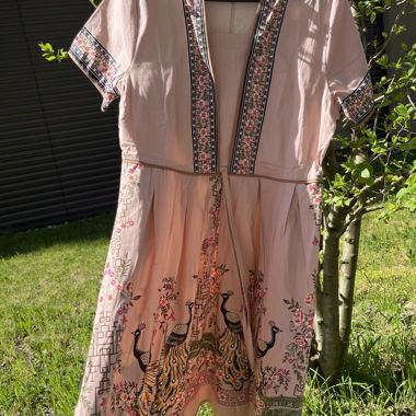 Rosafarbenes Kimono-Kleid