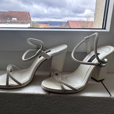 Weisse highheels mit Glitzerriemen