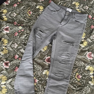 Grau geschnittene Jeans