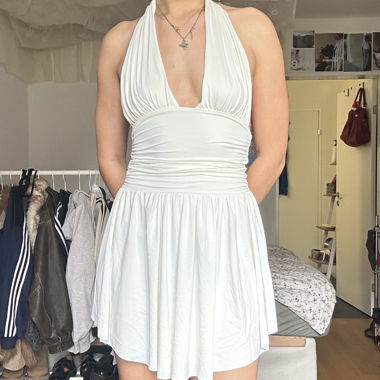 Weisses Neckholder-Minikleid
