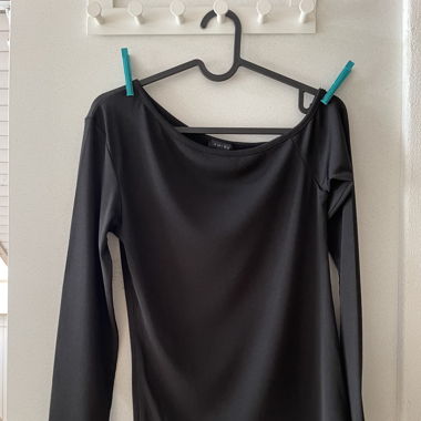 Schulterausschnitt Langarmshirt schwarz