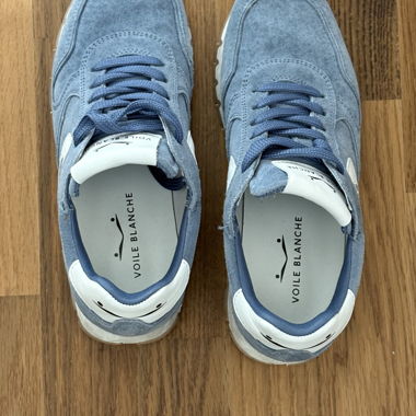 Blaue Sneakers