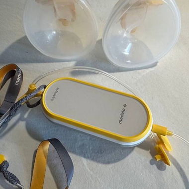 Tiralatte elettrico doppio Medela Freestyle Hands-free