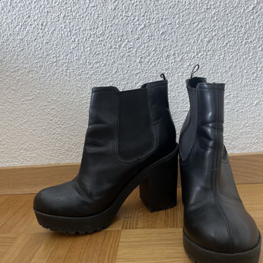 Schwarze Stiefel mit Keilabsatz
