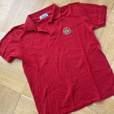 Polo rouge brode
