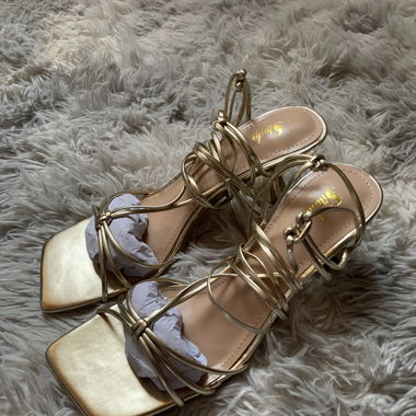 Sandalen mit Absatz zum schnüren in Gold