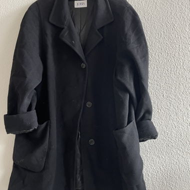 Jobis schwarzer Mantel