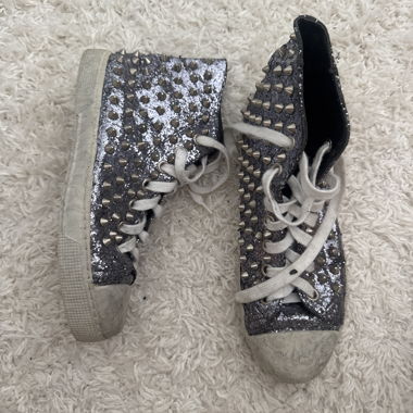 Sneaker glitter con borchie
