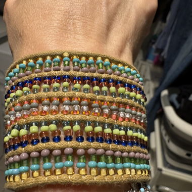 Manchette di perline multicolore