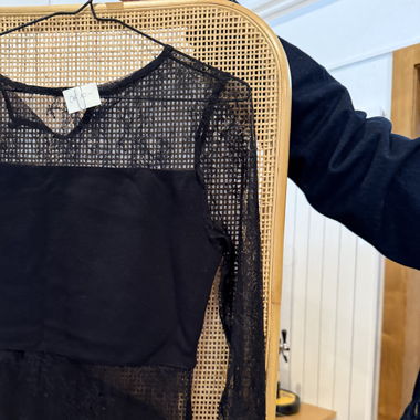 Robe noir avec détail dentelle transparente 