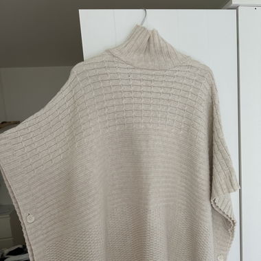 beiger Poncho