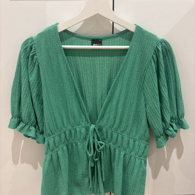 Top verde con maniche a sbuffo