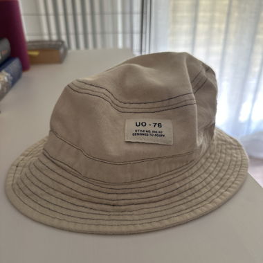 Beige/cream-coloured bucket hat