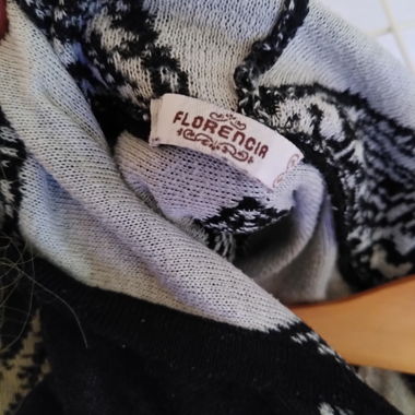 Poncho in maglia Florencia con cappuccio