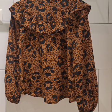 Bluse braun-schwarz mit Blumenmuster