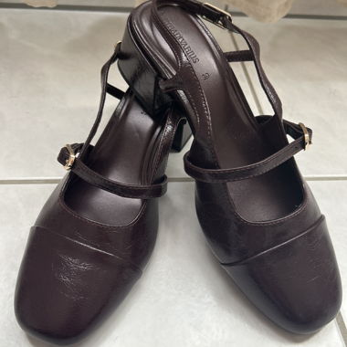 Dark red kitten pumps