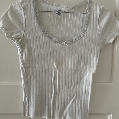 T-shirt con fiocco Brandy Melville