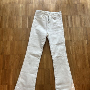 Weisse Flared Jeans