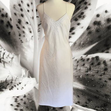 Weisses Leinen-Sommerkleid mit Spaghettiträgern und Glitzerdetails