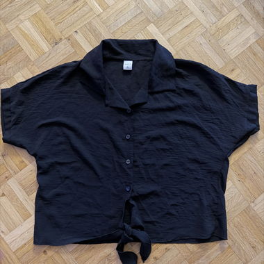 Blouse noire à manches courtes