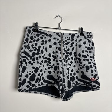 Adidas-Shorts mit Leopardenmuster