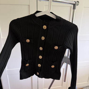 Schwarze Strickjacke mit Goldknöpfen