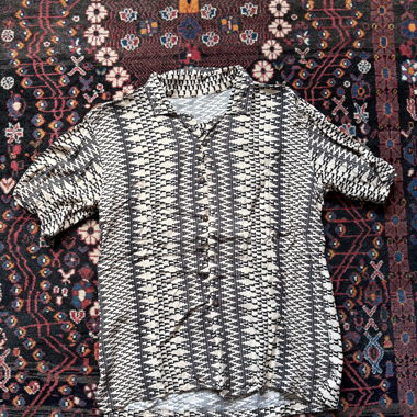 Short-sleeve shirt with pattern