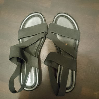 Schwarze Riemchensandalen