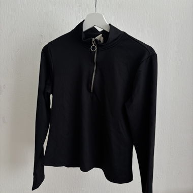 Top nero con zip e collo alto