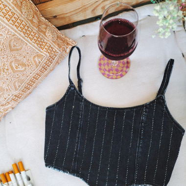 Schwarzes Denim-Top mit Glitzersteinen
