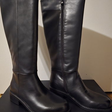 Oberschenkelhohe Stiefel