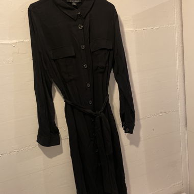 Vestito-camicia nero con cintura annodata