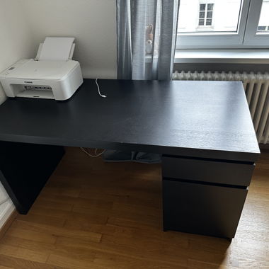 Schwarzer Schreibtisch mit Schrank