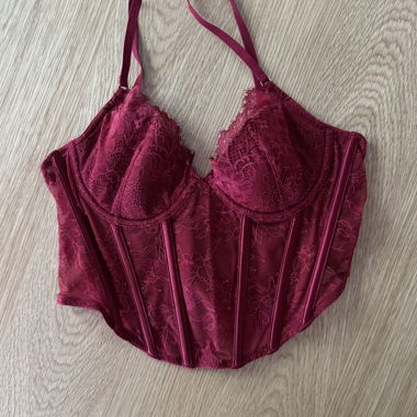 Corsage bordeaux avec dentelle