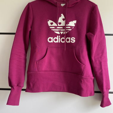 Sweat à capuche Adidas avec de petits cœurs dans le logo
