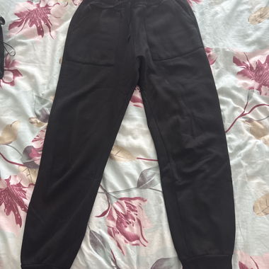 Schwarze Hose mit grossen Taschen