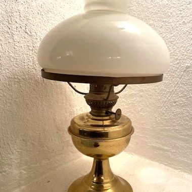 Lampe de table en laiton pétrolier