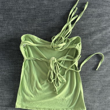 Top verde con schiena scoperta