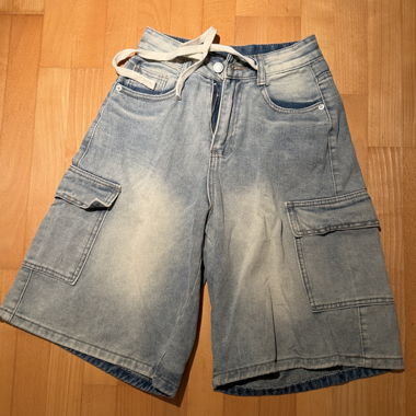 Pantaloncini in denim azzurro chiaro con tasche, taglia S