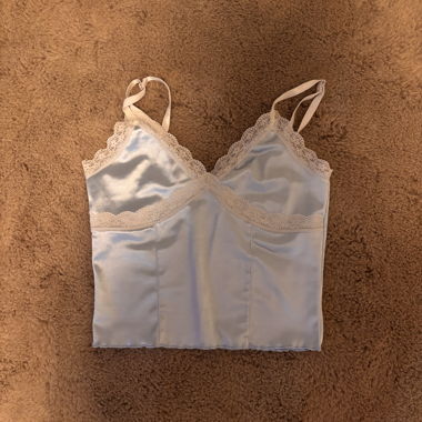 Top in raso azzurro chiaro con pizzo