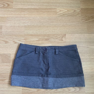Gonna corta, due toni di grigio, elegante e casual