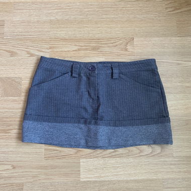 Gonna corta, due toni di grigio, elegante e casual