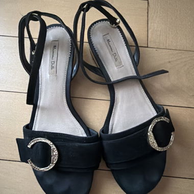 Schwarze Wildleder-Sandalen mit goldenen Details