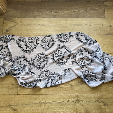 Beige und schwarzes Hermès Print-Tuch