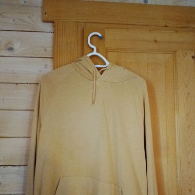 Pull jaune a capuche 