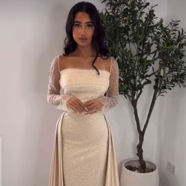 Robe blanc cassé avec perles & traine détachable 