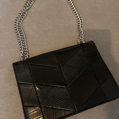 Sac bandoulière en similicuir noir à chaîne