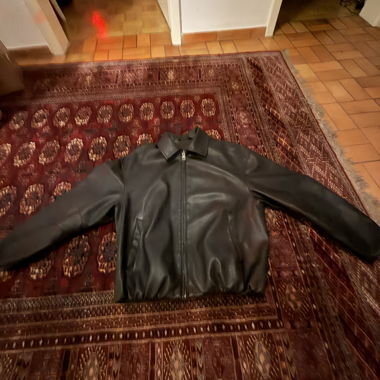 Schwarze Kunstlederjacke mit Reissverschluss