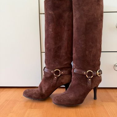 Braune Stiefel mit Absatz aus Wildleder